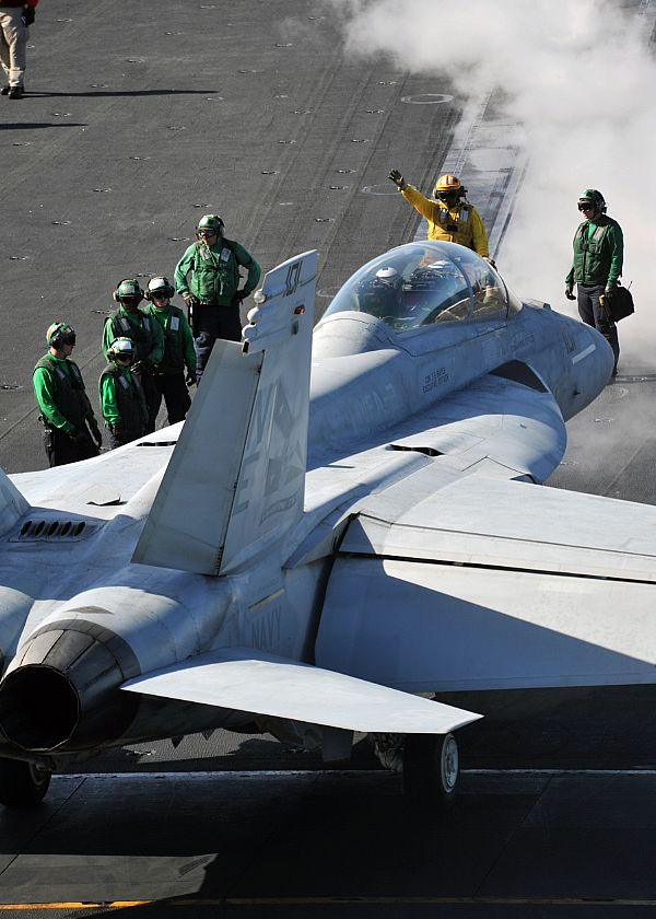 Tiêm kích F/A-18F Super Hornet hạ cánh trên bong tàu sân bay USS Abraham Lincoln (CVN 72) đang có mặt trên Thái Bình Dương ngày 6/10/2011.