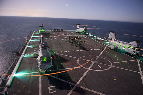 Lực lượng lính thuỷ đánh bộ Mỹ trên chiến hạm USS New Orleans (LPD 18) ở Thái Bình Dương trong một cuộc diễn tập ngày 9/10/2011.