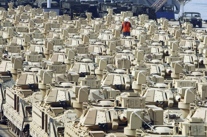 Tàu vận tải chở thiết giáp xa M2A2 của Mỹ tại cảng Busan, Hàn Quốc Ngày 12/10/2011