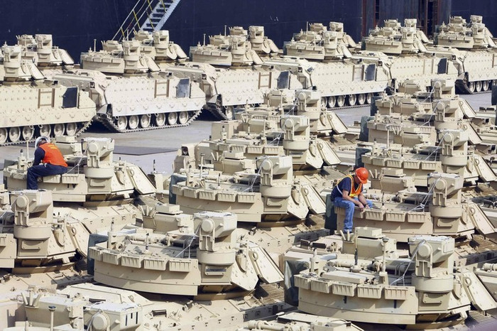 Tàu vận tải chở thiết giáp xa M2A2 của Mỹ tại cảng Busan, Hàn Quốc Ngày 12/10/2011