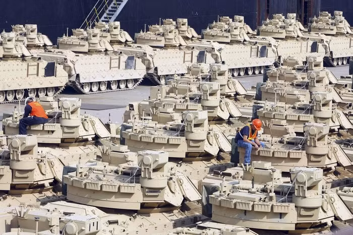 Tàu vận tải chở thiết giáp xa M2A2 của Mỹ tại cảng Busan, Hàn Quốc Ngày 12/10/2011