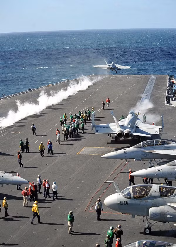 Tiêm kích F/A-18F Super Hornet hạ cánh trên bong tàu sân bay USS Abraham Lincoln (CVN 72) đang có mặt trên Thái Bình Dương ngày 6/10/2011.
