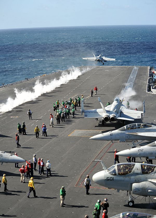 Tiêm kích F/A-18F Super Hornet hạ cánh trên bong tàu sân bay USS Abraham Lincoln (CVN 72) đang có mặt trên Thái Bình Dương ngày 6/10/2011.