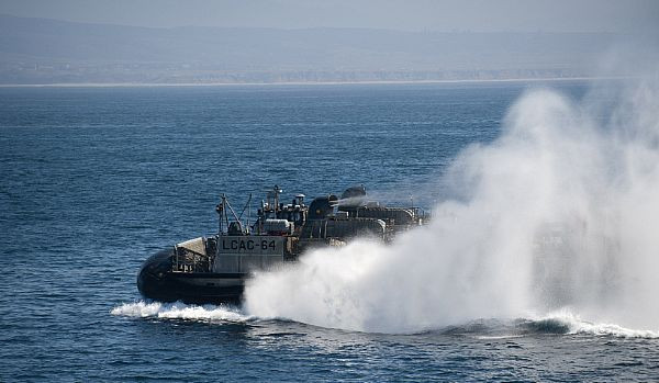 Xuồng máy cao tốc đổ bộ đệm khí khởi hành từ bong chiến hạm USS New Orleans trên Thái Bình Dương ngày 11/10/2011.