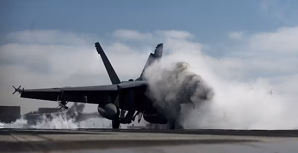 Máy bay chiến đấu F/A-18E Super Hornet chuẩn bị cất cánh từ tàu sân bay USS Abraham Lincoln (CVN 72) trên Thái Bình Dương ngày 11/10/2011.