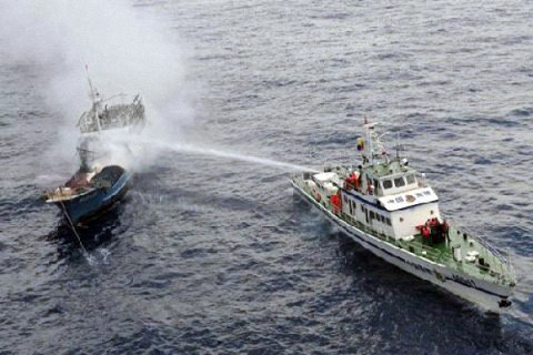 Tàu Trung Quốc dùng vòi rồng công suất cao tấn công tàu Việt Nam Tàu Trung Quốc dùng vòi rồng công suất cao tấn công tàu Việt Nam