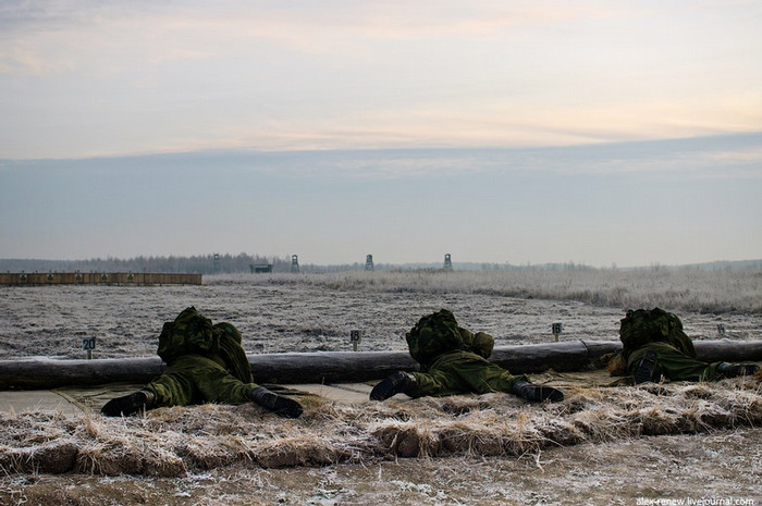 Nằm bắn vào các mục tiêu cố định mặt đất Nằm bắn vào các mục tiêu cố định mặt đất