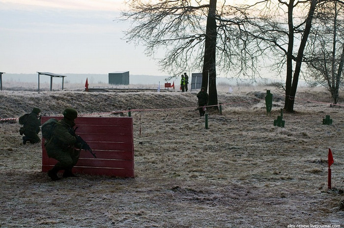 Mở đầu là bài huấn luyện mặt đất với các bài tập bắn súng và ném lựu đạn vào các mục tiêu giả. Mở đầu là bài huấn luyện mặt đất với các bài tập bắn súng và ném lựu đạn vào các mục tiêu giả.
