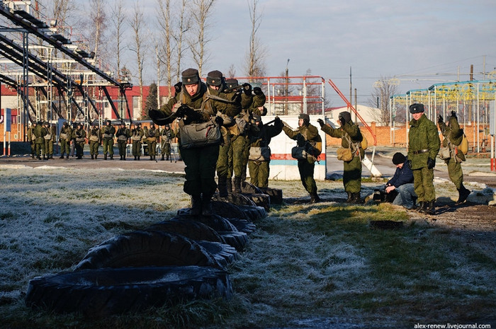 Màn luyện tập giữ thăng bằng, bài tập này hỗ trợ rất tốt cho các chiến sỹ trong thực tế với các động tác giữ thăng bằng khi ở trên không. Màn luyện tập giữ thăng bằng, bài tập này hỗ trợ rất tốt cho các chiến sỹ trong thực tế với các động tác giữ thăng bằng khi ở trên không.