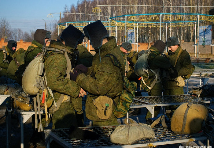 Ngoài những chiếc dù, họ còn phải mang theo vũ khí, trang bị Ngoài những chiếc dù, họ còn phải mang theo vũ khí, trang bị
