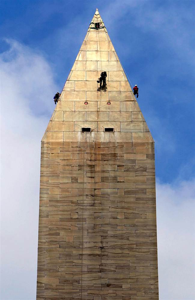 Các kỹ sư xây dựng Mỹ đang kiểm tra mức độ hư hỏng tại một công trình đài tưởng niệm ở thủ đô Washington từng bị ảnh hưởng bởi trận động đất mạnh 5.8 độ richter hôm 23/8 (ảnh chụp ngày 28/9/2011). Các kỹ sư xây dựng Mỹ đang kiểm tra mức độ hư hỏng tại một công trình đài tưởng niệm ở thủ đô Washington từng bị ảnh hưởng bởi trận động đất mạnh 5.8 độ richter hôm 23/8 (ảnh chụp ngày 28/9/2011).