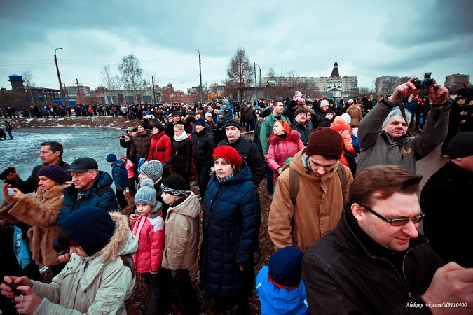 Khán giả xem và chụp ảnh lại trận chiến giả