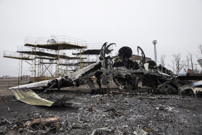 Những chiếc máy bay giá trị hàng chục triệu USD bị dính pháo kích còn trơ sắt