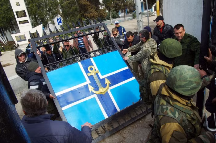 Hình ảnh ghi lại cảnh những người biểu tình phá cổng vào tại căn cứ Tổng hành dinh hải quân Ucraine tại Crimea