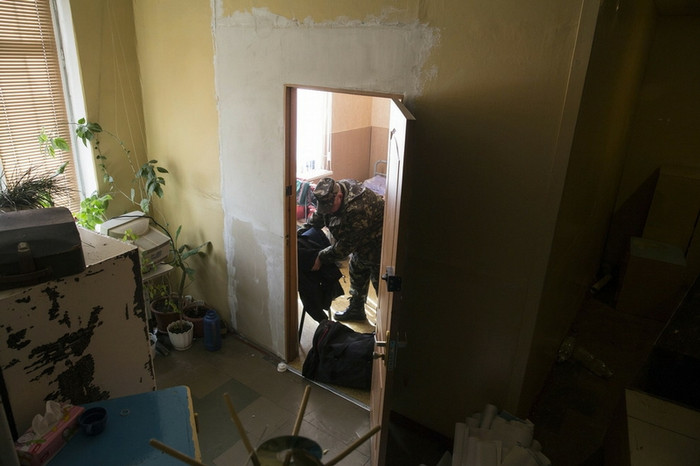 Các quân nhân Ucraine thu dọn đồ đạc trước khi rời đi Các quân nhân Ucraine thu dọn đồ đạc trước khi rời đi