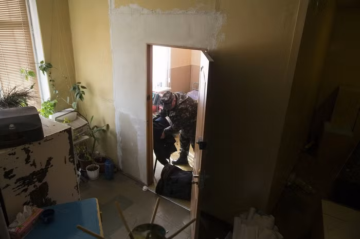 Các quân nhân Ucraine thu dọn đồ đạc trước khi rời đi