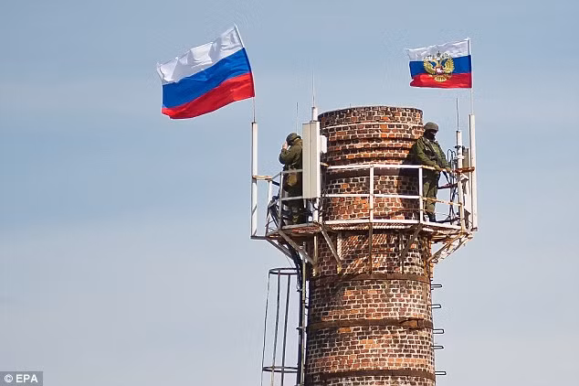 Cờ Nga được treo trên 1 ngọn tháp tại căn cứ của Ucraine