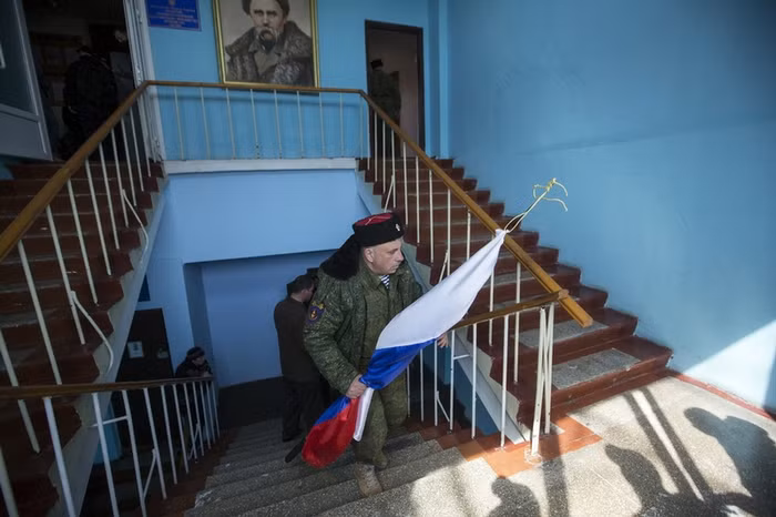 Một người biểu tình mang theo cờ Nga