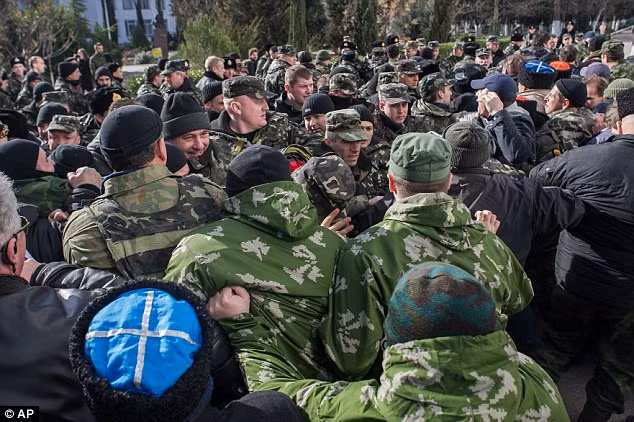 Đụng đột nhẹ giữa người biểu tình thân Nga và các quân nhân Ucraine