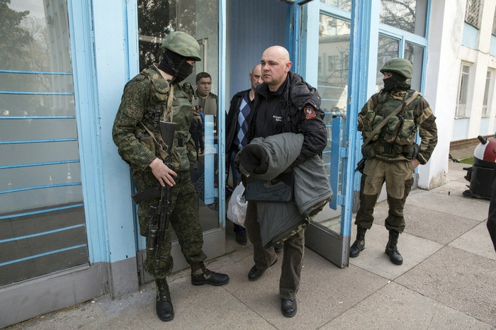 Trên khuôn mặt lộ rõ nỗi buồn khó tả Trên khuôn mặt lộ rõ nỗi buồn khó tả