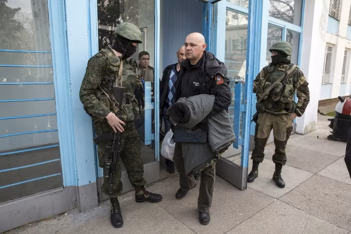 Trên khuôn mặt lộ rõ nỗi buồn khó tả