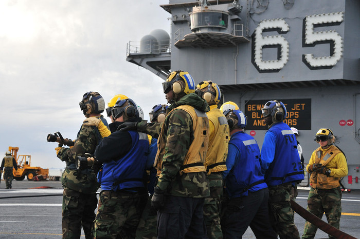Đại Tây Dương: Các binh sỹ trên tàu sân bay USS Enterprise (CVN 65) đang được điều động trực chiến trên Đại Tây Dương. Đại Tây Dương: Các binh sỹ trên tàu sân bay USS Enterprise (CVN 65) đang được điều động trực chiến trên Đại Tây Dương.