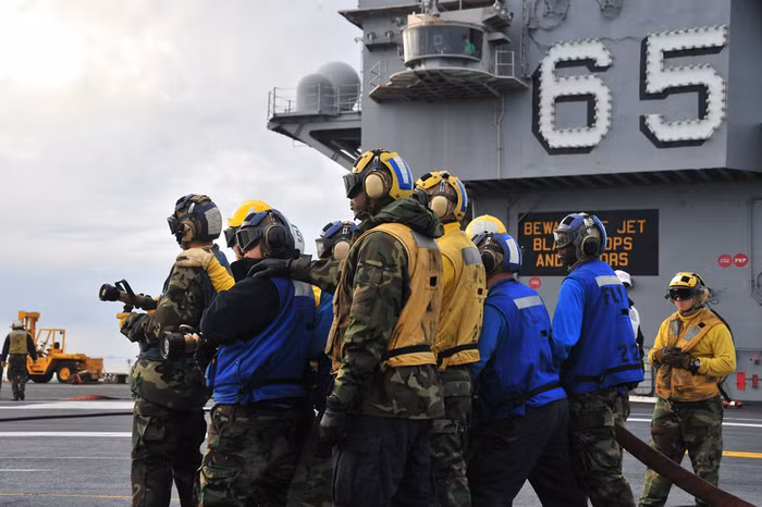 Đại Tây Dương: Các binh sỹ trên tàu sân bay USS Enterprise (CVN 65) đang được điều động trực chiến trên Đại Tây Dương.