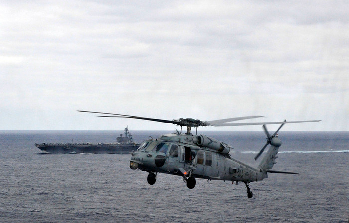 Đại Tây Dương: Một chiếc trực thăng MH-60S Sea Hawk thuộc Phi đội máy bay trực thăng chiến đấu số 9 xuất phát từ tàu sân bay USS George H.W. Bush (CVN 77) vừa thực hiện nhiệm vụ bay tuần tra bảo vệ tàu mẹ. Đại Tây Dương: Một chiếc trực thăng MH-60S Sea Hawk thuộc Phi đội máy bay trực thăng chiến đấu số 9 xuất phát từ tàu sân bay USS George H.W. Bush (CVN 77) vừa thực hiện nhiệm vụ bay tuần tra bảo vệ tàu mẹ.