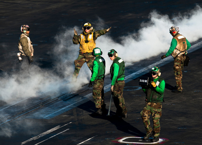 Vịnh A Rập: Các binh sỹ, nhân viên kỹ thuật, hoa tiêu đang làm việc trên tàu sân bay USS John C. Stennis (CVN 74). Vịnh A Rập: Các binh sỹ, nhân viên kỹ thuật, hoa tiêu đang làm việc trên tàu sân bay USS John C. Stennis (CVN 74).