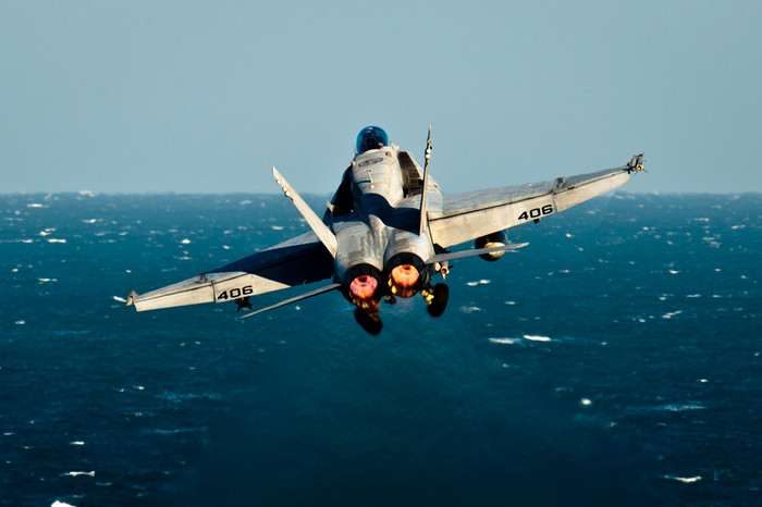 Vịnh A Rập: Một chiếc F/A-18C Hornet cất cánh từ tàu sân bay USS John C. Stennis (CVN 74). Vịnh A Rập: Một chiếc F/A-18C Hornet cất cánh từ tàu sân bay USS John C. Stennis (CVN 74).