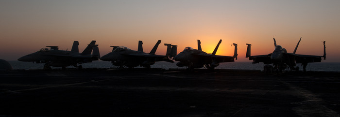 Vịnh A Rập: Các chiến đấu cơ trên bong tàu sân bay USS John C. Stennis (CVN 74). Vịnh A Rập: Các chiến đấu cơ trên bong tàu sân bay USS John C. Stennis (CVN 74).