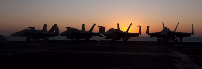 Vịnh A Rập: Các chiến đấu cơ trên bong tàu sân bay USS John C. Stennis (CVN 74).