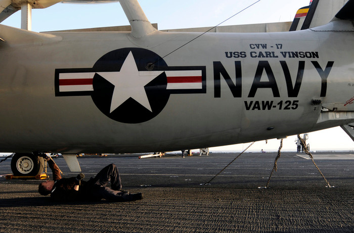 Thái Bình Dương: Nhân viên kỹ thuât đang kiểm tra cho chiếc máy bay cảnh báo sớm E-2C Hawkeye đang đậu trên tàu sân bay USS Carl Vinson (CVN 70). Thái Bình Dương: Nhân viên kỹ thuât đang kiểm tra cho chiếc máy bay cảnh báo sớm E-2C Hawkeye đang đậu trên tàu sân bay USS Carl Vinson (CVN 70).