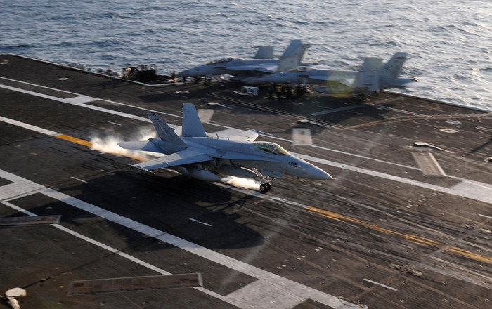 Thái Bình Dương: Một chiếc F/A-18F Super Hornet thực hiện thao tác lấy đà tạo gia tốc cất cánh trên đường băng ngắn từ tàu sân bay USS Carl Vinson (CVN 70). Thái Bình Dương: Một chiếc F/A-18F Super Hornet thực hiện thao tác lấy đà tạo gia tốc cất cánh trên đường băng ngắn từ tàu sân bay USS Carl Vinson (CVN 70).