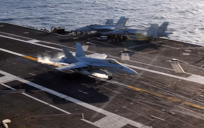 Thái Bình Dương: Một chiếc F/A-18F Super Hornet thực hiện thao tác lấy đà tạo gia tốc cất cánh trên đường băng ngắn từ tàu sân bay USS Carl Vinson (CVN 70).