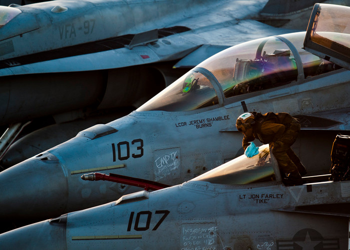 Vịnh A Rập: F/A-18F Super Hornet trên tàu sân bay USS John C. Stennis (CVN 74). Vịnh A Rập: F/A-18F Super Hornet trên tàu sân bay USS John C. Stennis (CVN 74).