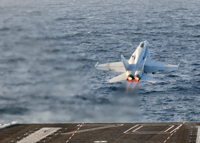 Thái Bình Dương: Một chiếc tiêm kích F/A-18C cất cánh từ bong tàu sân bay USS Carl Vinson (CVN 70) đang được Hải quân Mỹ điều động tuần tra, trực chiến trên Thái Bình Dương. Thái Bình Dương: Một chiếc tiêm kích F/A-18C cất cánh từ bong tàu sân bay USS Carl Vinson (CVN 70) đang được Hải quân Mỹ điều động tuần tra, trực chiến trên Thái Bình Dương.