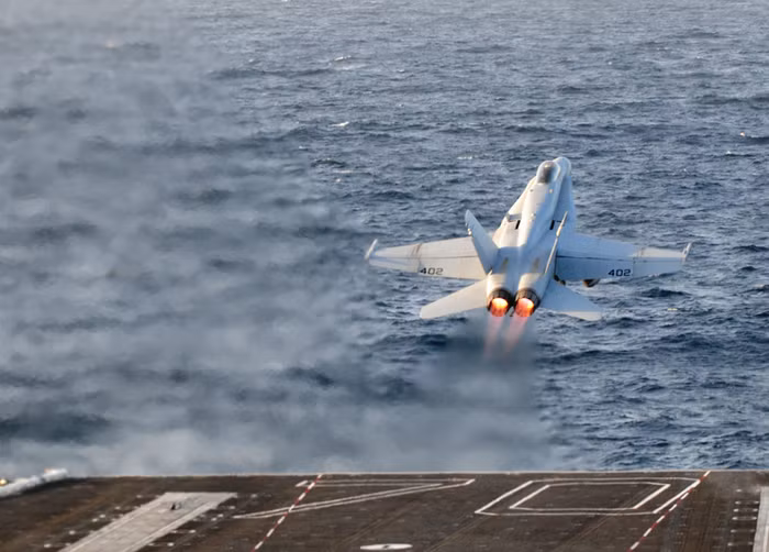 Thái Bình Dương: Một chiếc tiêm kích F/A-18C cất cánh từ bong tàu sân bay USS Carl Vinson (CVN 70) đang được Hải quân Mỹ điều động tuần tra, trực chiến trên Thái Bình Dương.