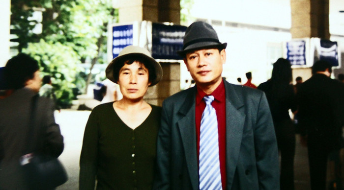 Đám cưới củ̉a hai ông bà được tổ chứ́c ở Hà Nộ̣i vào cuối năm 2002 với 700 khách mờ̀i. Phía nhà gái chỉ có đại diệ̣n từ đạ̣i sứ quán. Nhiều vị khách ứ́a nước mắt khi nghe câu chuyện tình cả̉m động củ̉a cặp vợ chồng nay đã vào tuổ̉i 50. >> xem chi tiết tại đây Đám cưới củ̉a hai ông bà được tổ chứ́c ở Hà Nộ̣i vào cuối năm 2002 với 700 khách mờ̀i. Phía nhà gái chỉ có đại diệ̣n từ đạ̣i sứ quán. Nhiều vị khách ứ́a nước mắt khi nghe câu chuyện tình cả̉m động củ̉a cặp vợ chồng nay đã vào tuổ̉i 50. >> xem chi tiết tại đây