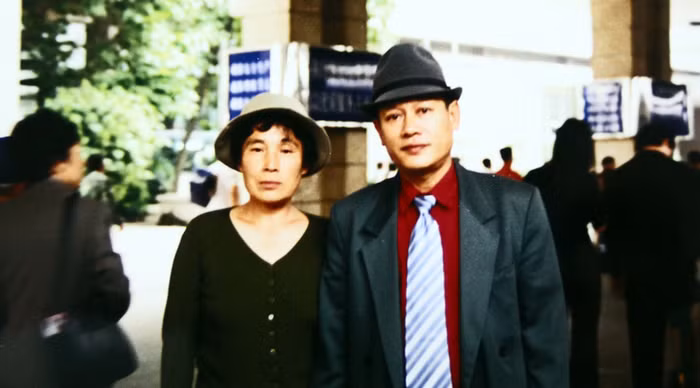 Đám cưới củ̉a hai ông bà được tổ chứ́c ở Hà Nộ̣i vào cuối năm 2002 với 700 khách mờ̀i. Phía nhà gái chỉ có đại diệ̣n từ đạ̣i sứ quán. Nhiều vị khách ứ́a nước mắt khi nghe câu chuyện tình cả̉m động củ̉a cặp vợ chồng nay đã vào tuổ̉i 50. >> xem chi tiết tại đây