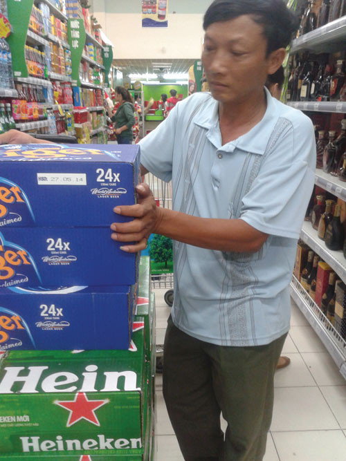 Cần có sự kiểm soát chặt chẽ về giá cả đối với mặt hàng bia, nước giải khát để ổn định thị trường dịp Tết. Cần có sự kiểm soát chặt chẽ về giá cả đối với mặt hàng bia, nước giải khát để ổn định thị trường dịp Tết.