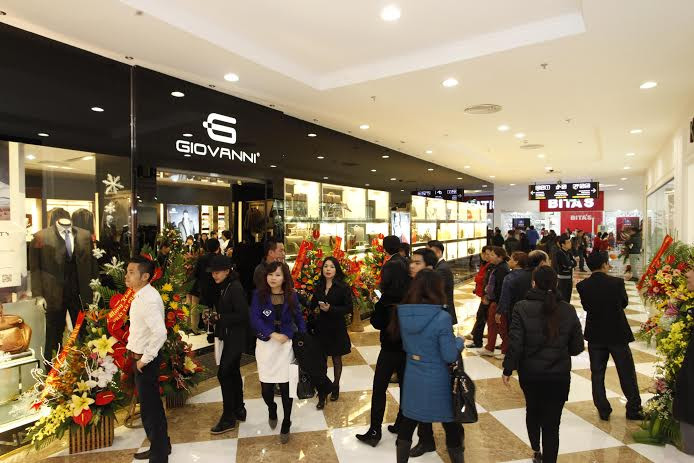 Tấp nập khách tham quan, mua sắm bên trong TTTM Vincom Mega Mall Times City. Tấp nập khách tham quan, mua sắm bên trong TTTM Vincom Mega Mall Times City.