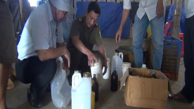 Rất nhiều loại hóa chất được phát hiện tại cơ sở thu mua trái cây của Công ty Thái Lan - Ảnh: T.Bắc Rất nhiều loại hóa chất được phát hiện tại cơ sở thu mua trái cây của Công ty Thái Lan - Ảnh: T.Bắc