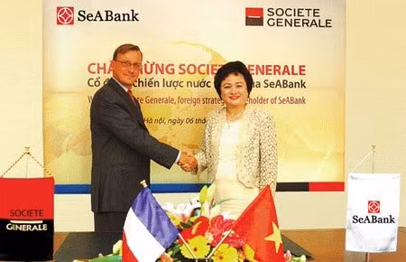 Đại diện Société Générale và bà Nguyễn Thị Nga tại một sự kiện của hai bên.