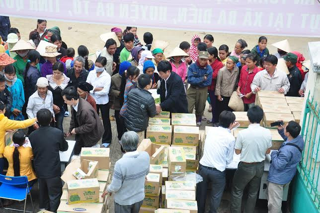 Đông đảo người dân Quảng Ngãi đến nhận quà từ chương trình Đông đảo người dân Quảng Ngãi đến nhận quà từ chương trình