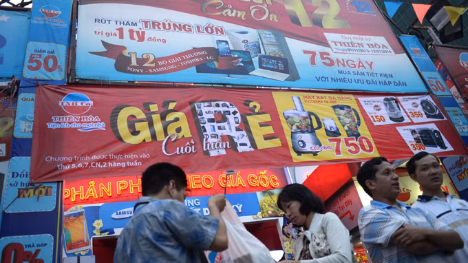 Khách mua hàng khuyến mãi tại một trung tâm điện máy ở TP.HCM chiều 14-12 - Ảnh: Quang Định.