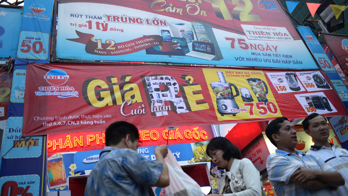 Khách mua hàng khuyến mãi tại một trung tâm điện máy ở TP.HCM chiều 14-12 - Ảnh: Quang Định. Khách mua hàng khuyến mãi tại một trung tâm điện máy ở TP.HCM chiều 14-12 - Ảnh: Quang Định.