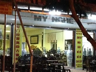 Chợ gỗ Đồng Kị, nhiều cửa hàng treo biển hiệu có chữ Trung Quốc song song cùng chữ Việt. Chợ gỗ Đồng Kị, nhiều cửa hàng treo biển hiệu có chữ Trung Quốc song song cùng chữ Việt.