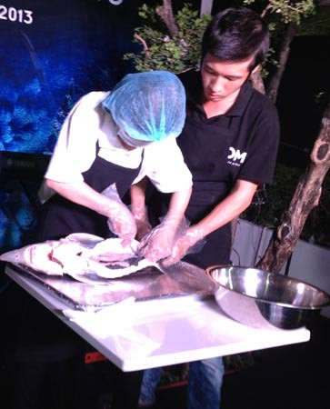 Mổ cá tại bàn, mốt chơi của dân nghiện trứng cá tầm