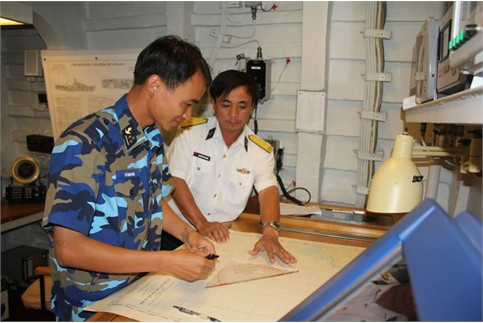 Huấn luyện điều khiển tàu Lý Thái Tổ trong hành trình đi biển. Ảnh Đàm Duy Khánh Huấn luyện điều khiển tàu Lý Thái Tổ trong hành trình đi biển. Ảnh Đàm Duy Khánh